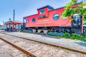 Gallery image of Howard's Lakehouse by the Sea in Rockaway Beach +31 photos