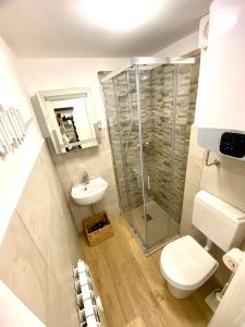 Ένα μπάνιο στο Luna's Cozy Apartment, skiin skiout in centre