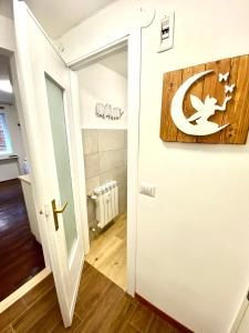 Ένα μπάνιο στο Luna's Cozy Apartment, skiin skiout in centre