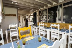 Restaurant o un lloc per menjar a Hotel Lodge La Petite Couronne