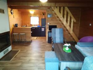 a living room with a table and chairs and a kitchen at Ośrodek Wczasowy "Wczasy pod gruszą" in Biecz