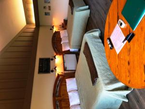 vista sul soffitto di una camera con divani e tavolo di Ridgemark Golf Club and Resort a Hollister