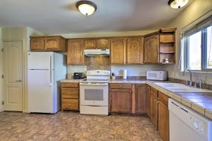 Kuchyň nebo kuchyňský kout v ubytování Pet-Friendly Grand Junction Townhome with Yard! + 26 fotografií