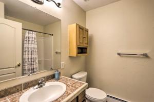 Koupelna v ubytování Pet-Friendly Grand Junction Townhome with Yard!