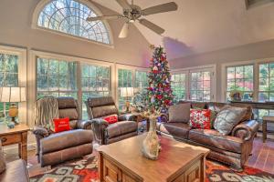 Φωτογραφία από το άλμπουμ του Million-Dollar Estate by Downtown Franklin! σε Franklin