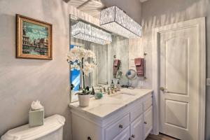 Koupelna v ubytování Million-Dollar Estate by Downtown Franklin! + 37 fotografií