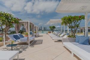 una fila di sedie a sdraio sul tetto di un resort di Charleston Santa Teresa Cartagena a Cartagena de Indias