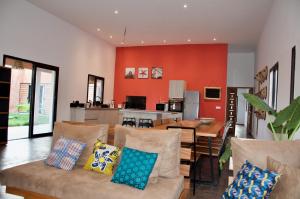 TV a/nebo společenská místnost v ubytování La Villa Awalie, maison de charme avec piscine