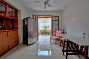 uma cozinha com um frigorífico e uma mesa em EXCELENTE CASA EM CABO FRIO - BRAGA em Cabo Frio mais 32 fotografias