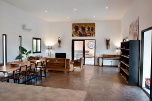 Posezení v ubytování La Villa Awalie, maison de charme avec piscine