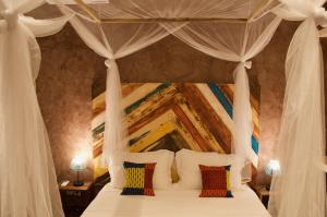 Postel nebo postele na pokoji v ubytování La Villa Awalie, maison de charme avec piscine