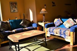 A seating area at Simba Run Vail Condominiums