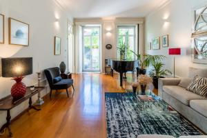a living room with a couch and a piano at Casa do Cativo in Porto
