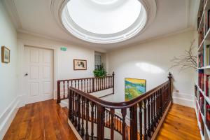 a round skylight in a hallway with a staircase with a round ceiling at Casa do Cativo in Porto