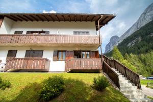 佩尼亞的住宿－A un passo dagli impianti - Penia di Canazei，带阳台的度假屋,享有山脉背景