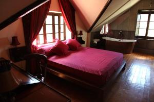 um quarto com uma cama e uma banheira e uma cama sidx sidx sidx em Old England House em Minas de Ríotinto