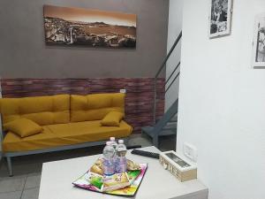 salon z kanapą i stołem z butelkami wody w obiekcie Casa vacanze Totò&Peppino w mieście Neapol