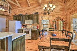 Φωτογραφία από το άλμπουμ του Lansing Cabin with 2 Huge Wraparound Decks and Hot Tub σε Lansing