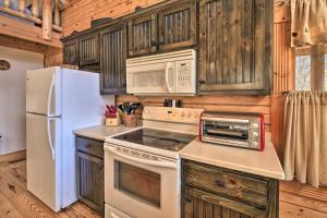 Φωτογραφία από το άλμπουμ του Lansing Cabin with 2 Huge Wraparound Decks and Hot Tub σε Lansing +29 φωτογραφίες