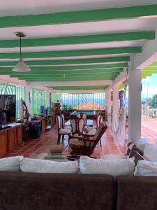 sala de estar con sofá, mesa y sillas en Villa NiNa, en Manizales