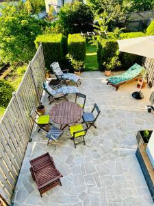 een patio met een tafel en stoelen bij le numero 100 in Nancy