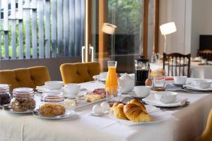 une table avec un tissu de table blanc et de la nourriture dans l'établissement Casa do Cativo, à Porto