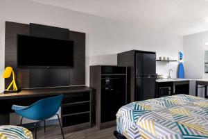 Habitación de hotel con cama y TV de pantalla plana. en Studio 6 Meridian, MS Bonita Lakes en Meridian