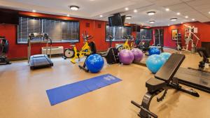 a gym with exercise equipment and exercise balls at Best Western Plus Stoneridge Inn & Conference Centre London Ontario in London