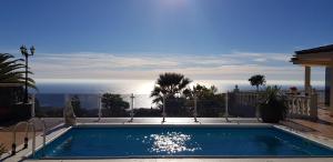 a swimming pool with a view of the ocean at Luxusvilla Sol y Mar mit grandiosem Meerblick in Adeje