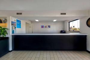 an empty waiting room with a large black counter at Motel 6-Cookeville, TN in Cookeville