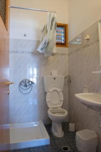 La salle de bains est pourvue de toilettes et d'un lavabo. dans l'établissement Elena Studios, à Patitiri
