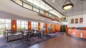 Un vestíbulo con mesas y sillas en un edificio. en Comfort Inn Eagan Minneapolis - St Paul South, en Eagan