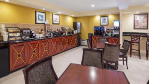 a bar in a restaurant with tables and chairs at Best Western Historic Frederick in Frederick