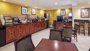 un bar dans un restaurant avec des tables et des chaises dans l'établissement Best Western Historic Frederick, à Frederick