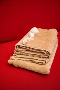 a pile of towels sitting on a red table at La Marea Monolocale sul mare in Tirrenia