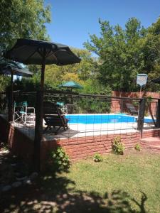 The swimming pool at or close to Complejo Los Ciruelos
