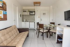 - un salon avec un canapé et une table dans l'établissement Gran Lençóis Flat Residence 2 suítes com sala, à Barreirinhas