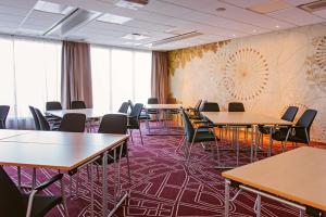 een vergaderzaal met tafels en stoelen. bij Scandic Elmia in Jönköping