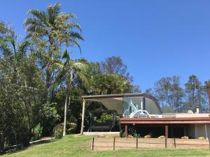 Laurelview Scenic Inn Gympie外面的花园