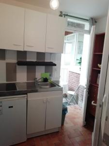 Kuchyň nebo kuchyňský kout v ubytování Charmant Appartement 10mn Rouen