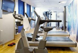 un gimnasio con máquinas de correr y una cinta de correr en Scandic Linköping City, en Linköping