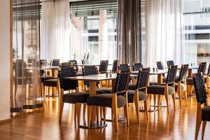 a dining room with a table and chairs at Scandic S:t Jörgen in Malmö