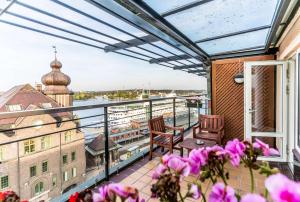 a patio with a balcony and a balcony view at Scandic Sjöfartshotellet in Stockholm
