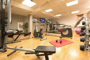 un gimnasio con varios equipos de ejercicio en una habitación en Scandic Sundsvall City, en Sundsvall