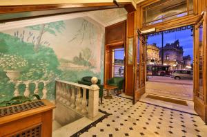 un corridoio con un murale di una città di Best Western Hotel Moderno Verdi a Genova