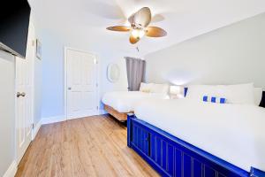 1 dormitorio con 2 camas y ventilador de techo en Groundswell B, en Newport Beach