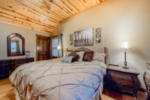 ein Schlafzimmer mit einem großen Bett und einer Holzdecke in der Unterkunft Wandering Bear's Den in Ellijay