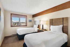 Ліжко або ліжка в номері Gold Point Resort by Vacatia