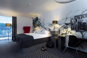 - une chambre avec un lit et un mur avec une photo dans l'établissement Scandic Rock City, à Namsos