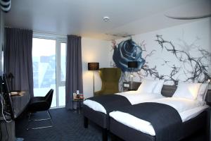 Habitación de hotel con cama y ventana grande en Scandic Rock City en Namsos